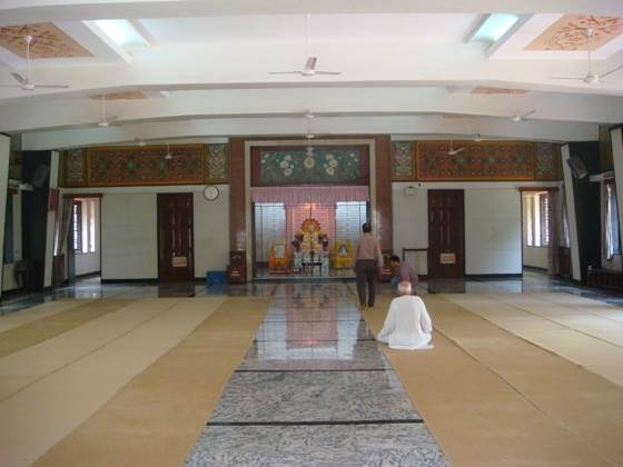 The immense meditation hall at the Ramakrishna Mission.